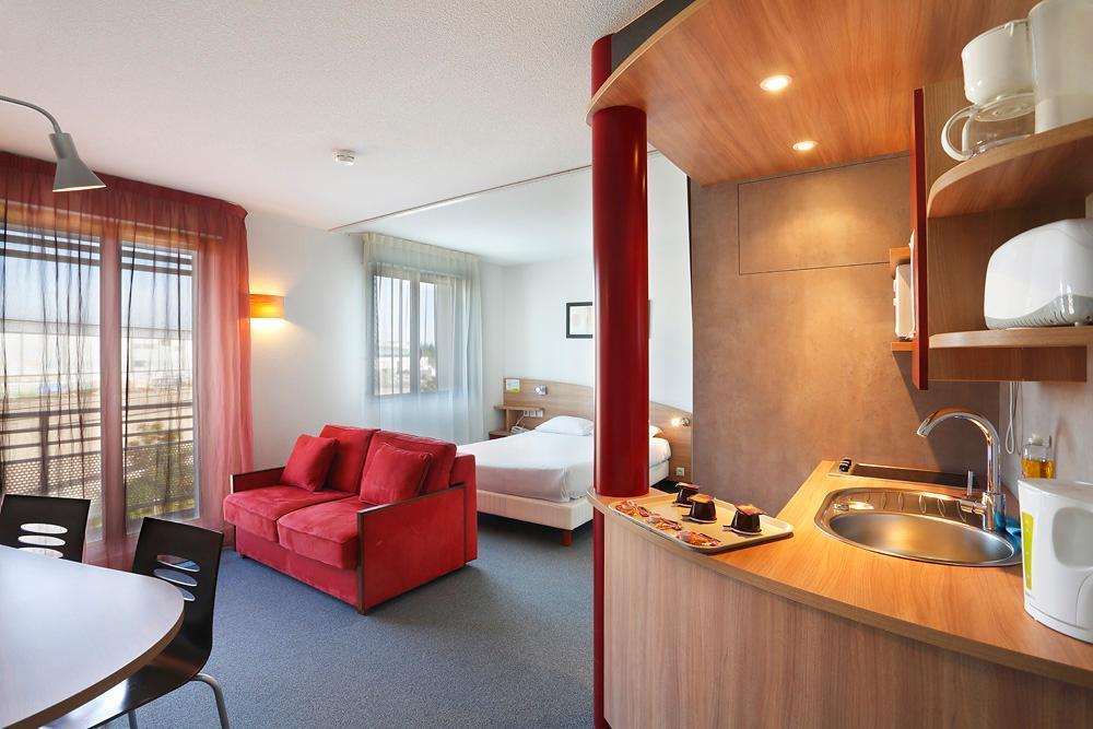 Suite-Home Orleans-Саран Екстериор снимка
