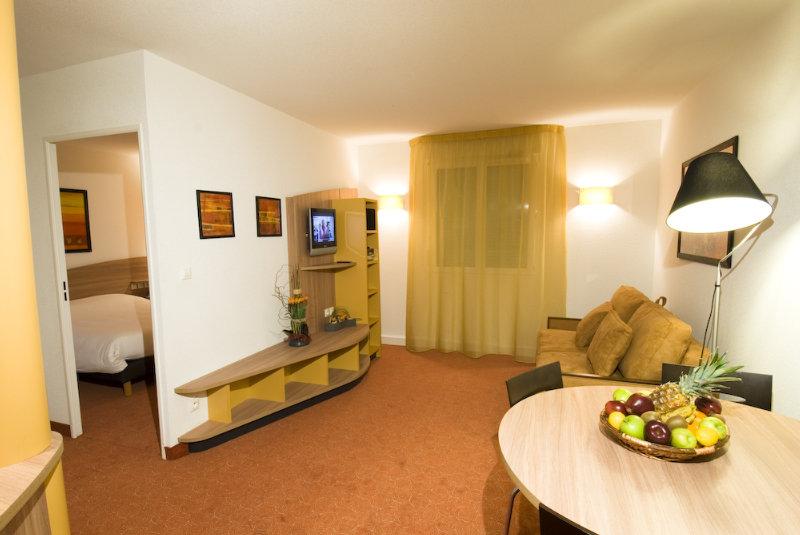 Suite-Home Orleans-Саран Екстериор снимка